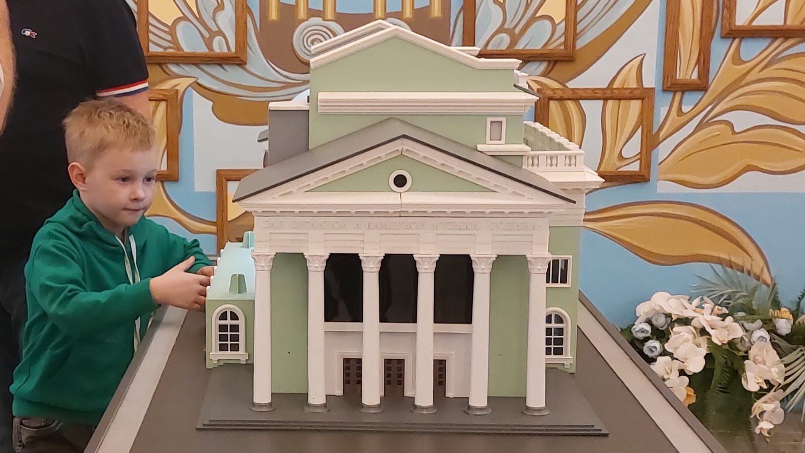 В Челябинске состоялась презентация уникальной 3D-модели Зала органной и камерной музыки «Родина» для людей с ограничениями зрения