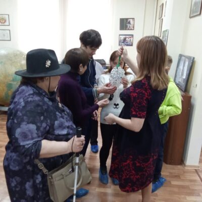 Южноуральская группа Общества слепых посетила краеведческий музей