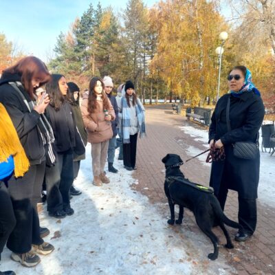 Важная роль собак-проводников: студенты ФИиКО знакомятся с уникальным средством реабилитации