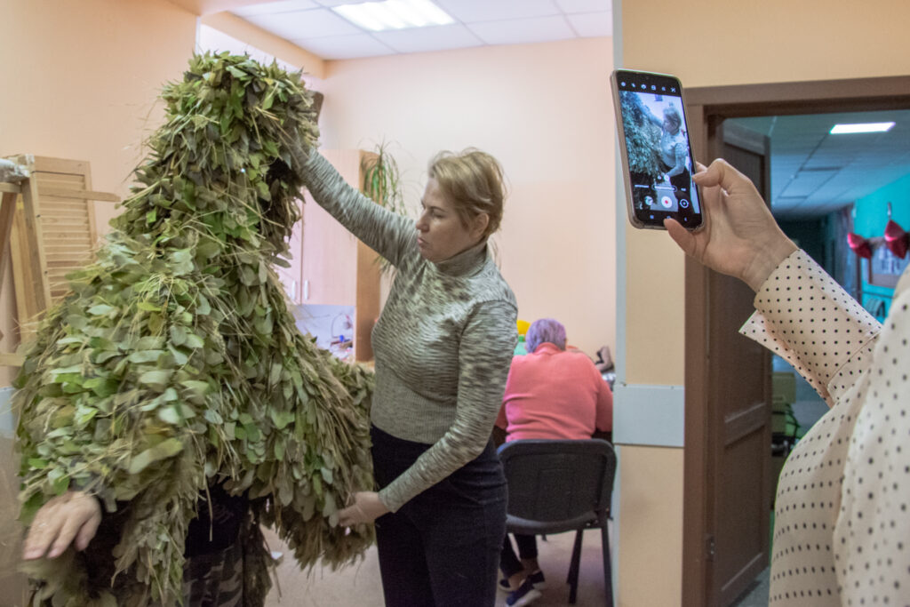 Н Чагина показывает костюм лешего