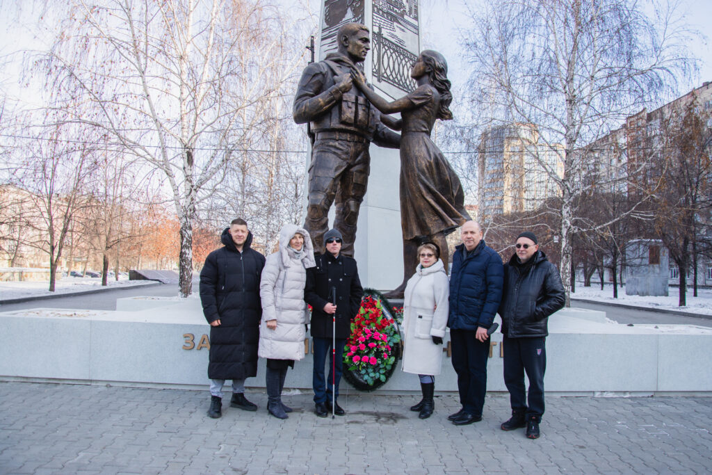 общее фото руководителей возле памячтника