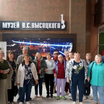 Слепоглухие участники центра «Вместе» посетили уникальный музей Владимира Высоцкого в Екатеринбурге