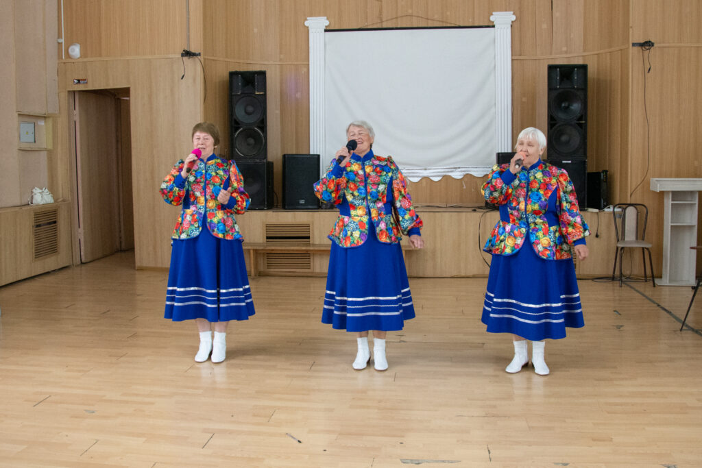 выступает ансамбль подружки