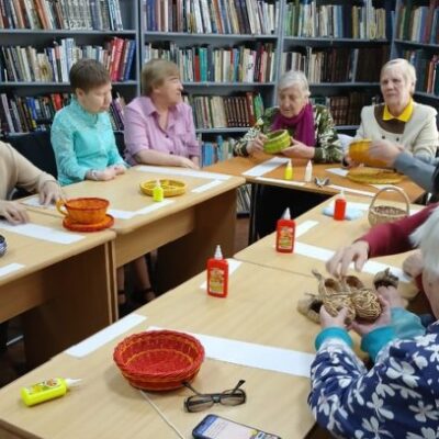 Мастер-класс по плетению из бумажной лозы прошёл в Златоусте ко Дню слепоглухих