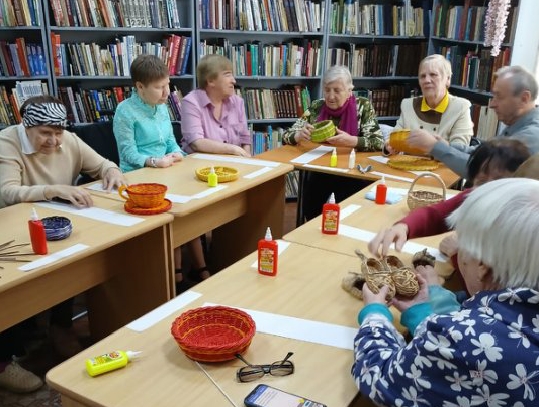 Мастер-класс по плетению из бумажной лозы прошёл в Златоусте ко Дню слепоглухих