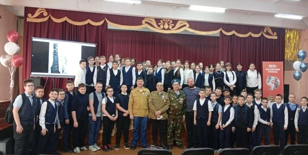 Общее фото со школьниками после патриотической встречи