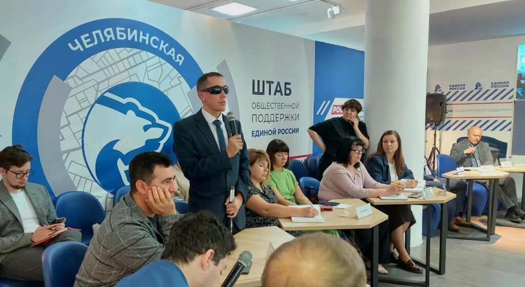 На фото с речью выступает председатель ЧООО ВОС Александр Рожков. Он стоит с микрофоном, обращаясь к участникам встречи.