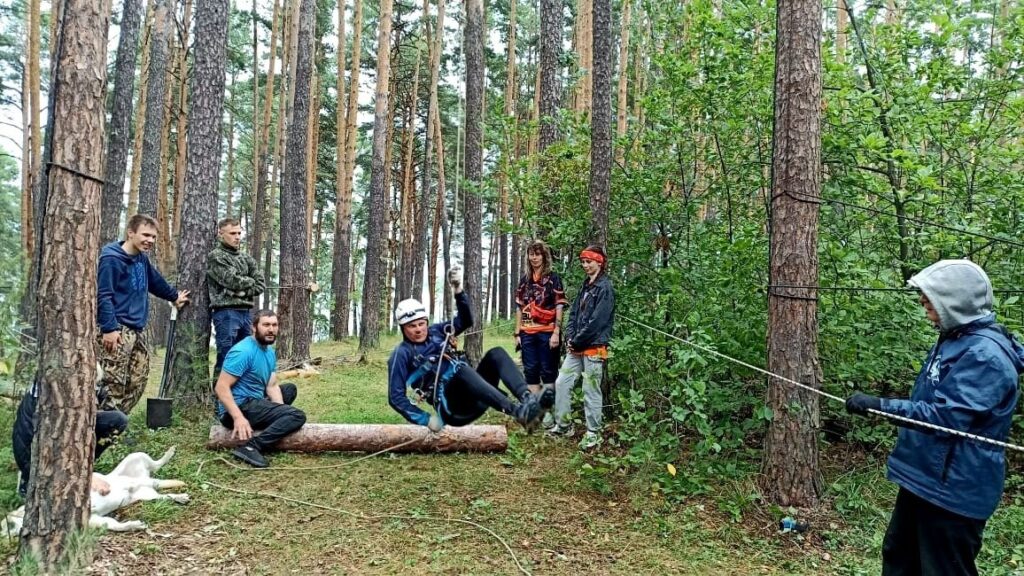Момент прохождения этапа «Маятник» — участник демонстрирует ловкость, преодолевая препятствие с помощью страховки.