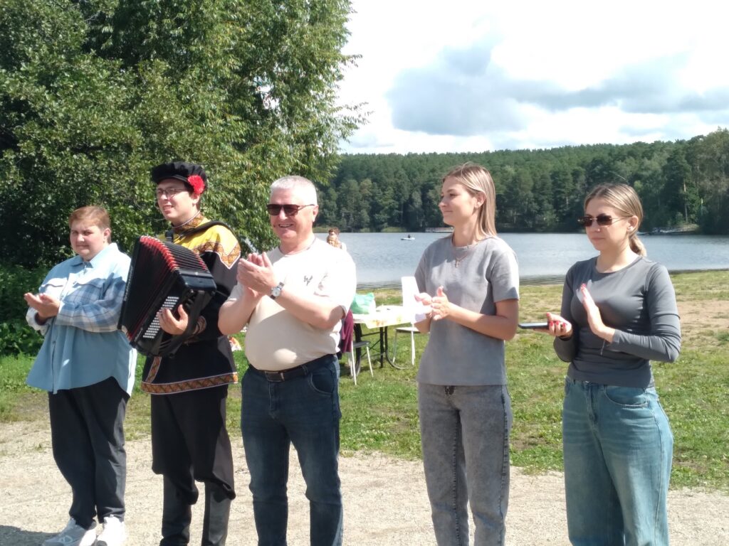 Гости и организаторы аплодируют во время концертного выступления.