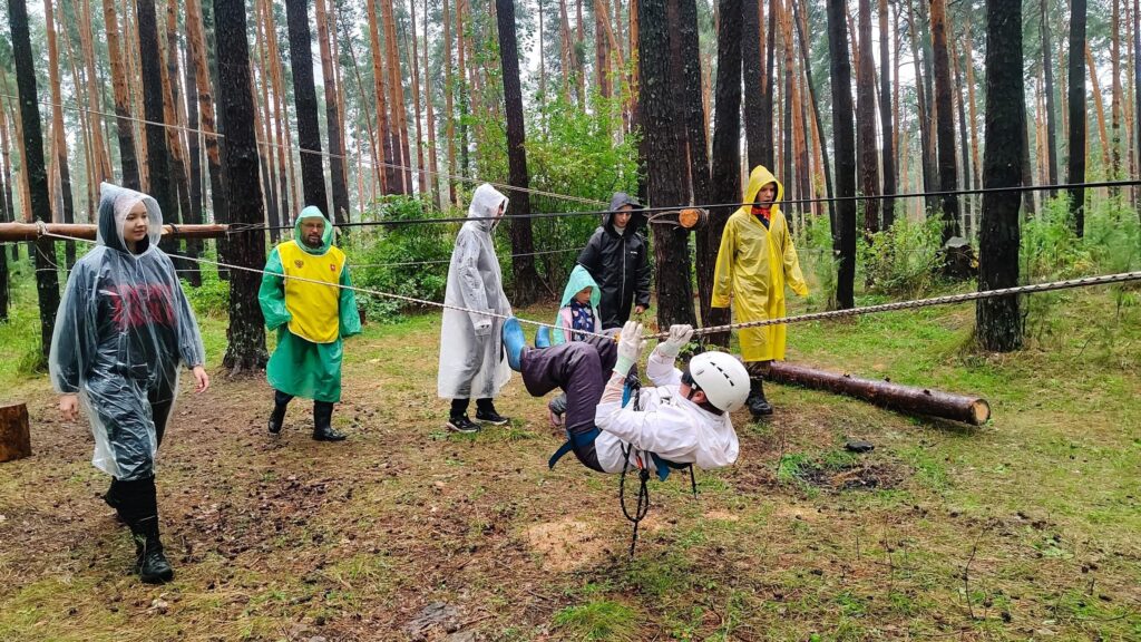 Прохождение этапа «Навесная переправа» — участник преодолевает дистанцию на верёвках под контролем инструкторов