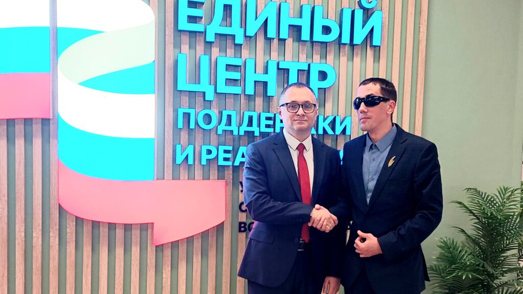 у стенда а рожков и банников в центре поддержки участников сво