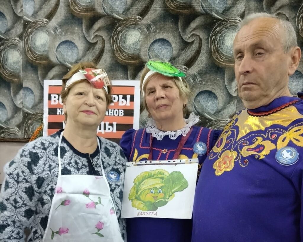 Участники Златоустовской МО ВОС в оригинальных костюмах с элементами «овощного декора» на фестивале урожая