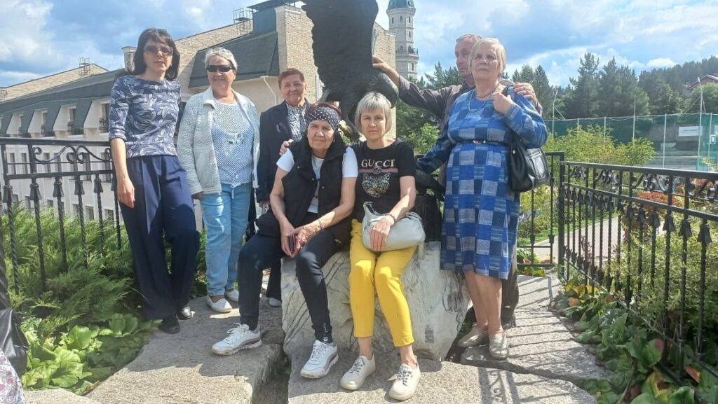 участники экскурсии возле кованой скульптуры орла в Бажовском парке.