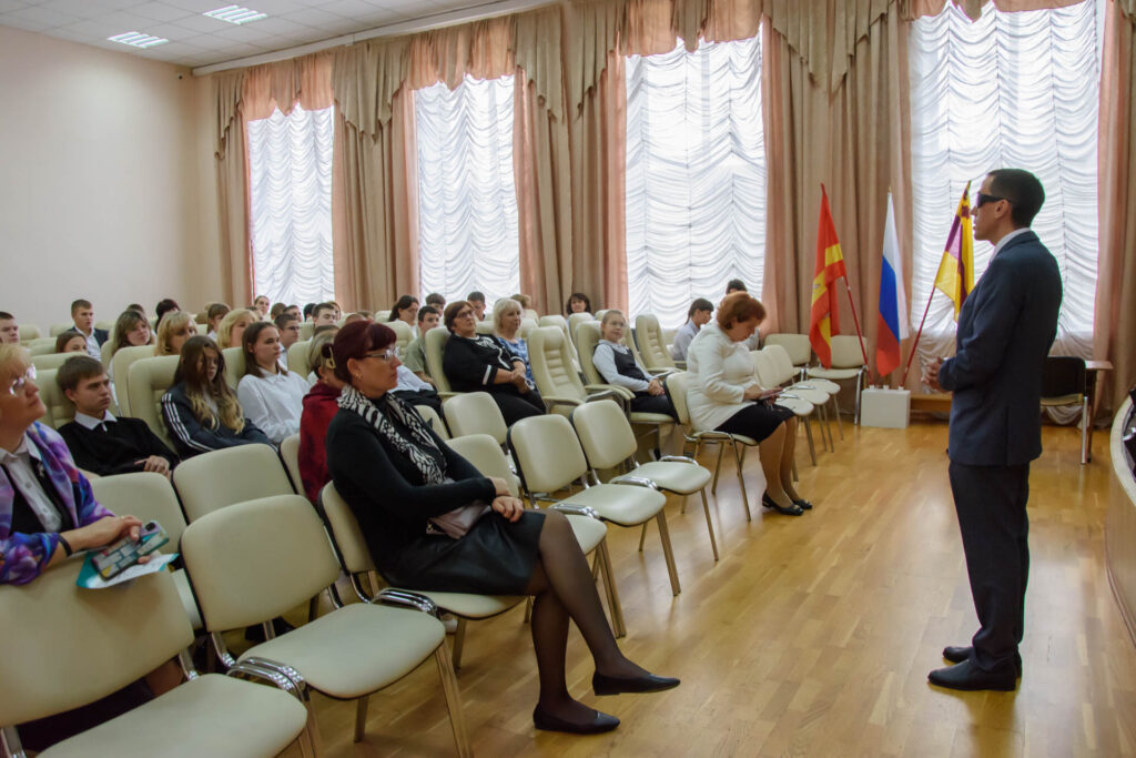 александр рожков выступает перед учениками