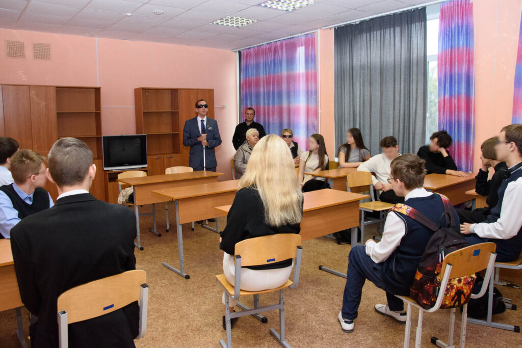 александр рожков обращается к учащимся школы номер 36