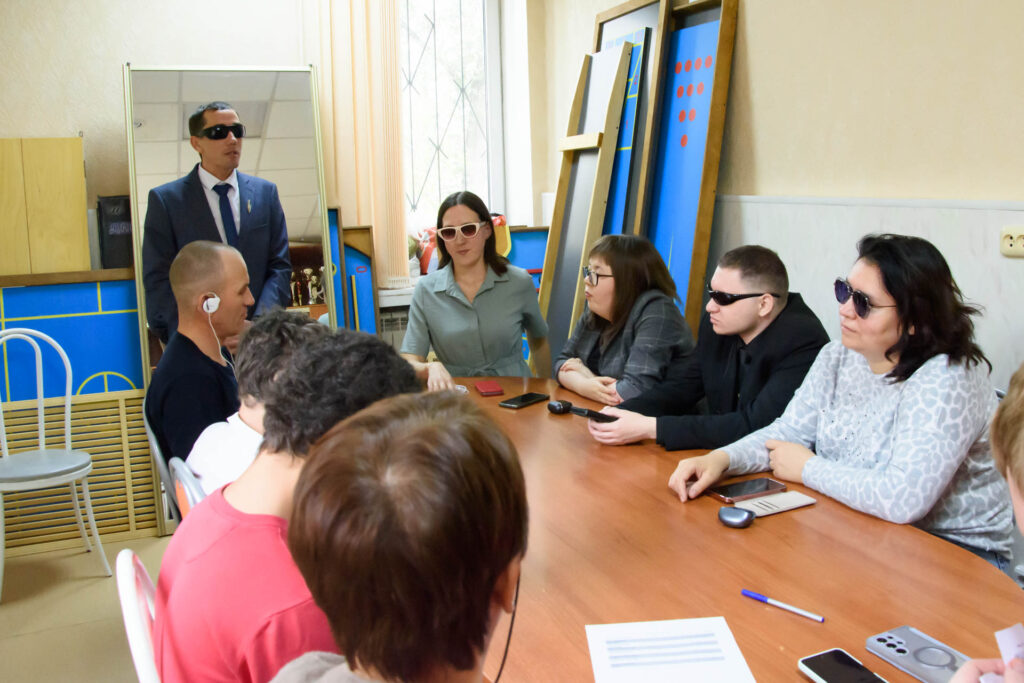 участники конкурса слушают задание от тренера