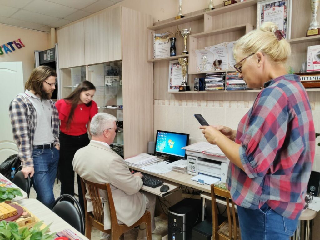 студенты Высшей школы экономики Олег Пырсиков и Милана Сибирко беседуют с председателем Чебаркульской МО ВОС Виктором Кушлаковым