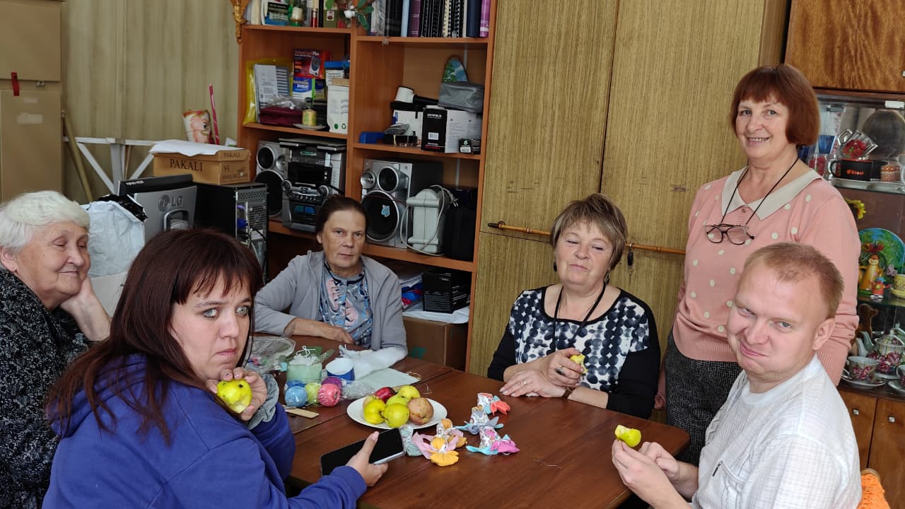 участники клуба за общим столом