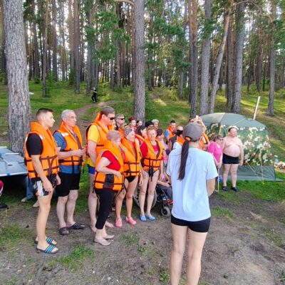 Участники досугового центра «Содружество» прошли соревнования по сапбордингу и катамаранам для слепоглухих