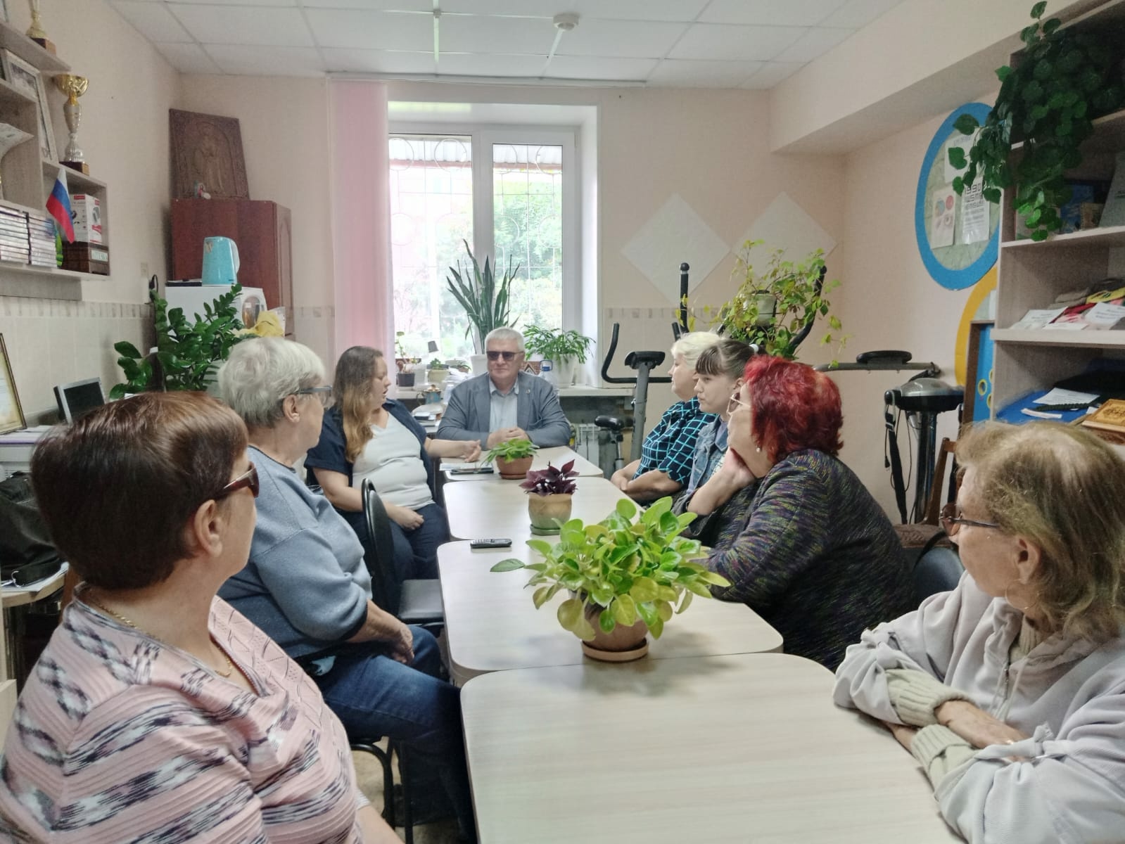 участники встречи за общим столом
