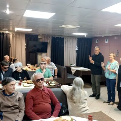 В досуговом центре для слепоглухих “Вместе” прошли осенние посиделки: чай, песни и викторина
