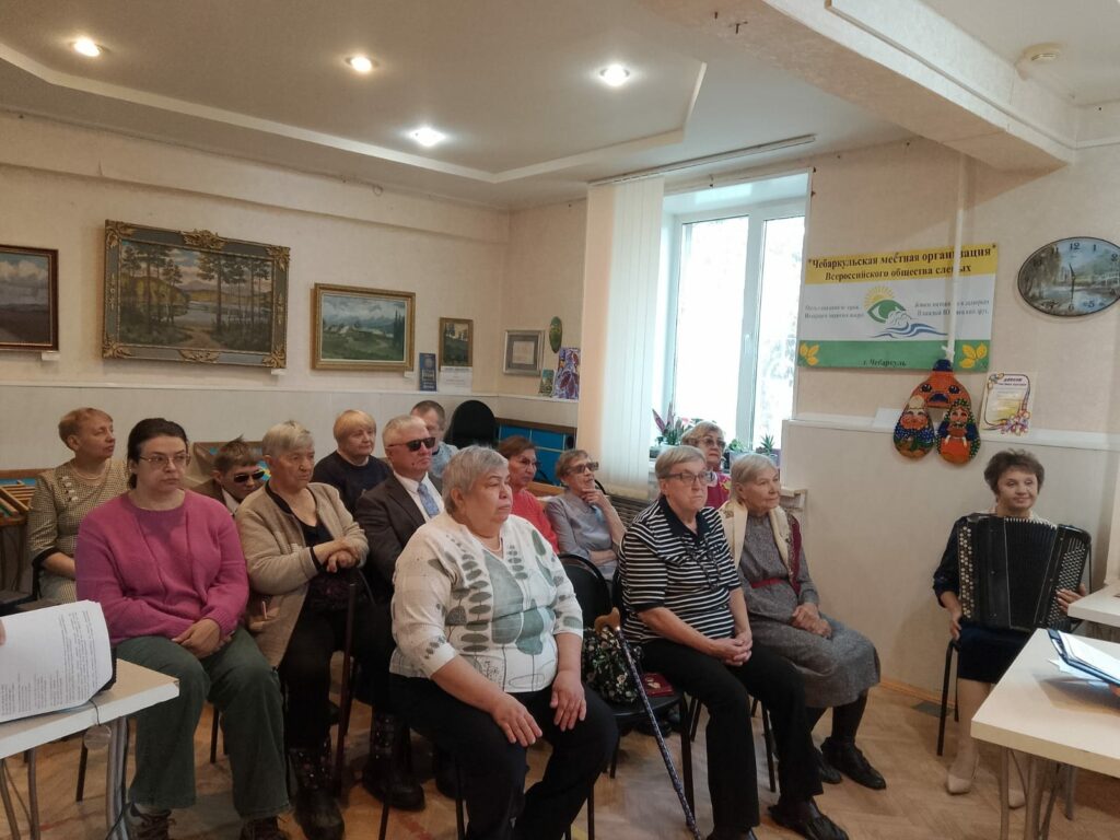 зрители внимательно слушают ведущую мероприятия