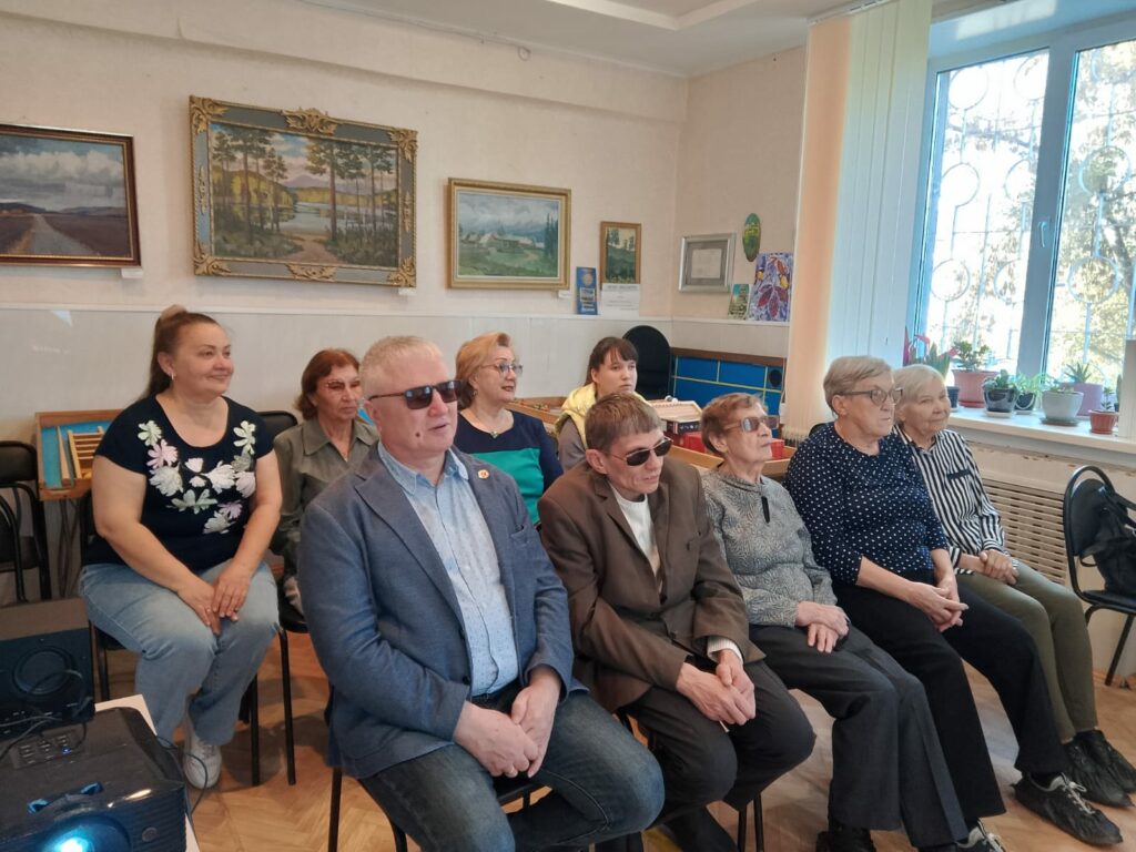 участники встречи внимательно слушают рассказ о поэте есенине