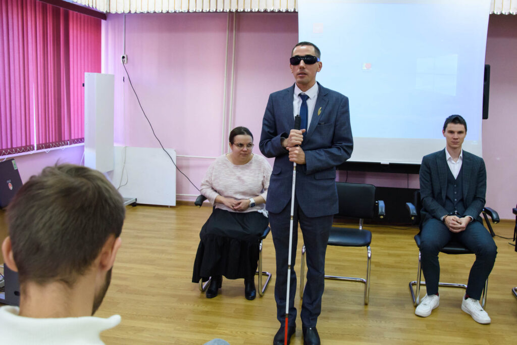 выступает александр рожков