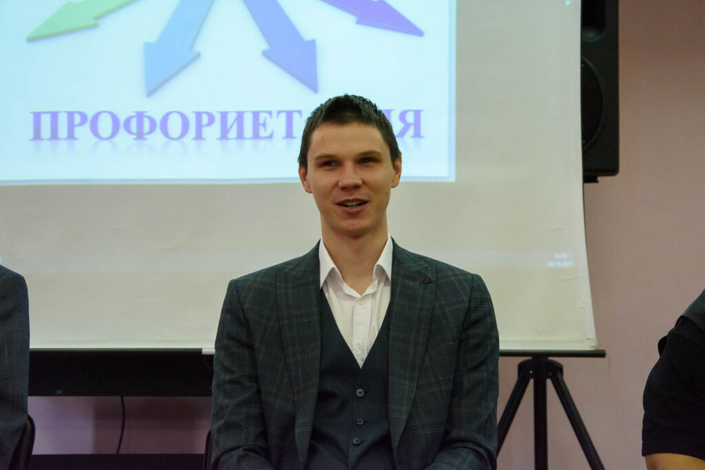 выступает александр новичихин