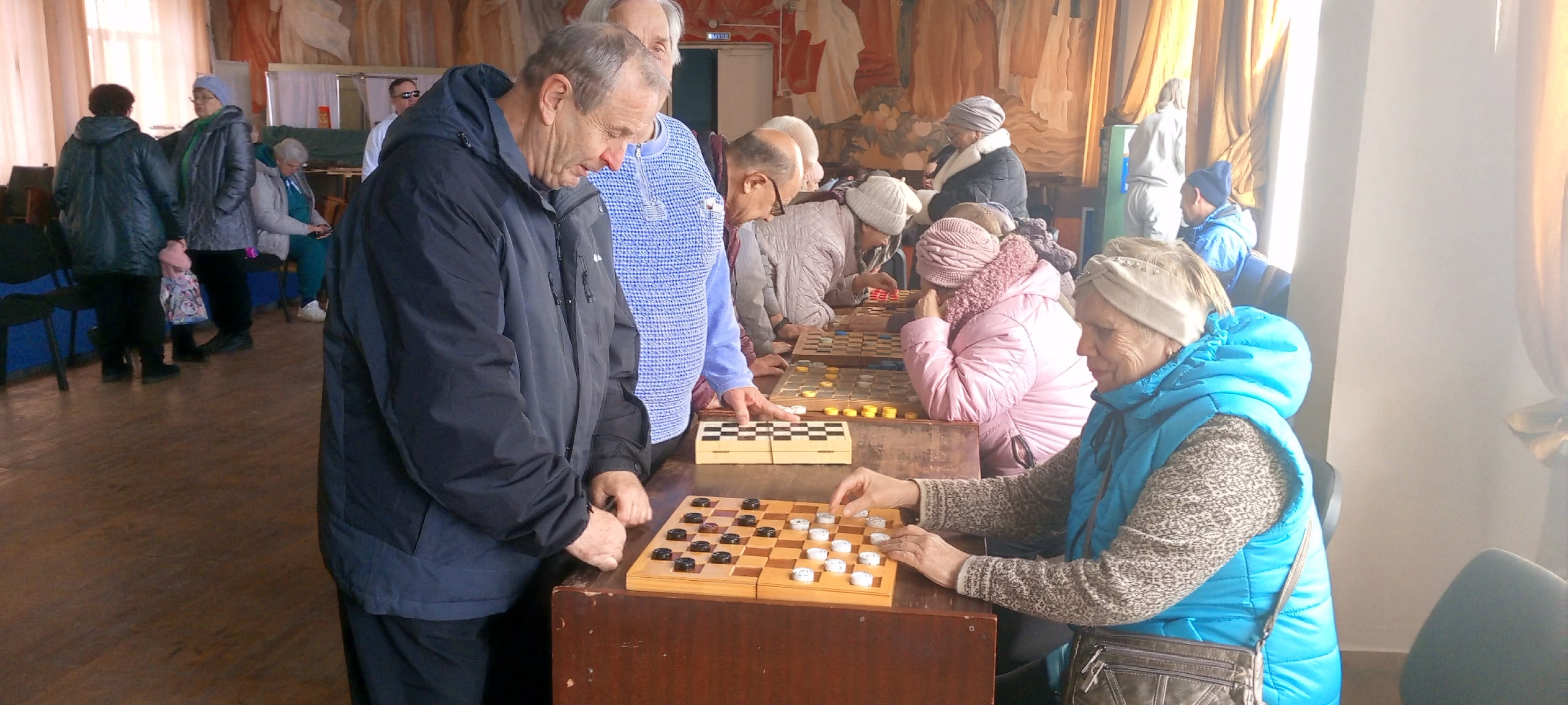 участники мероприятия играют в шашки