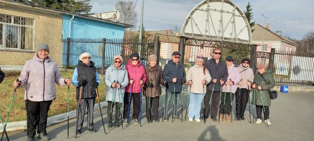 общая фотография участников со скандинавскими палками