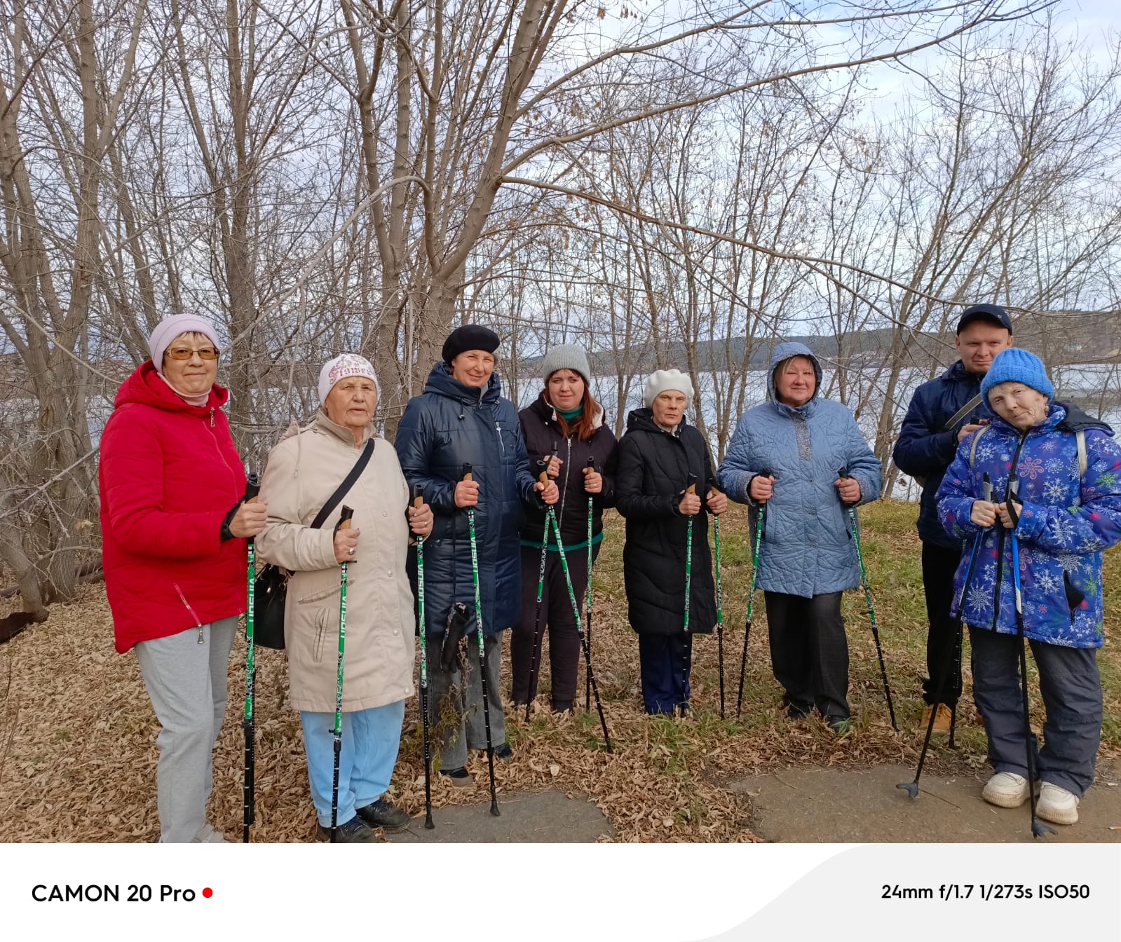 участники прогулки наслаждаются хорошей погодой