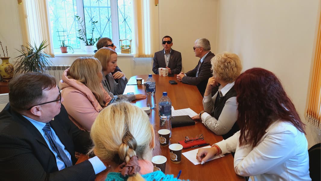 члены правления совещаются за столом