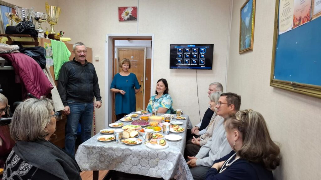 участники встречи за праздничным столом