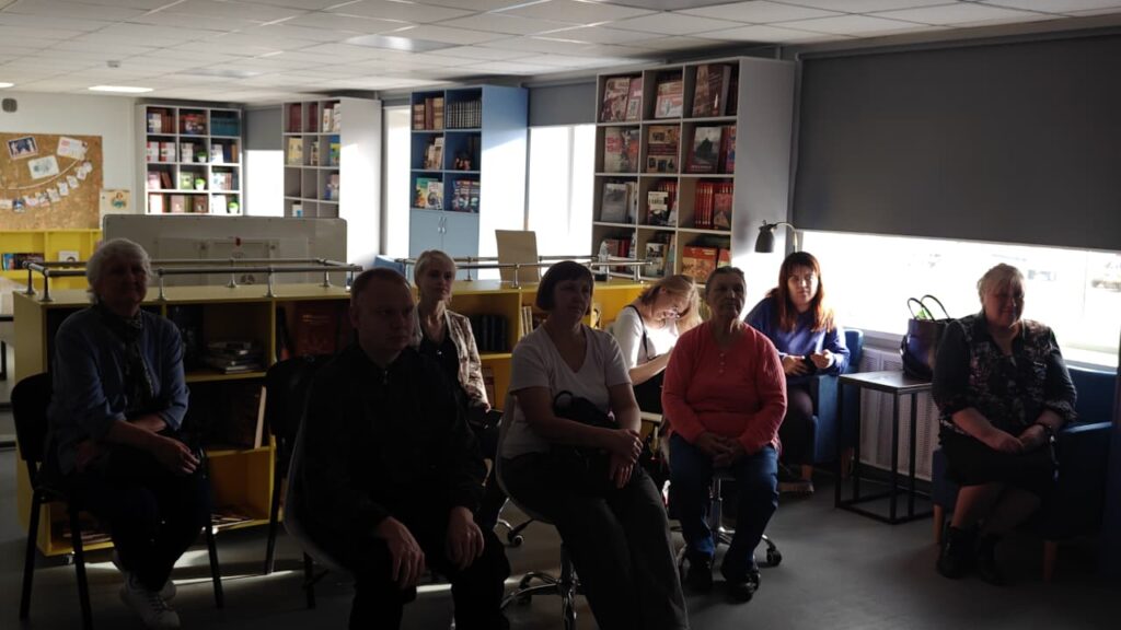 зрители внимательно слушают рассказ