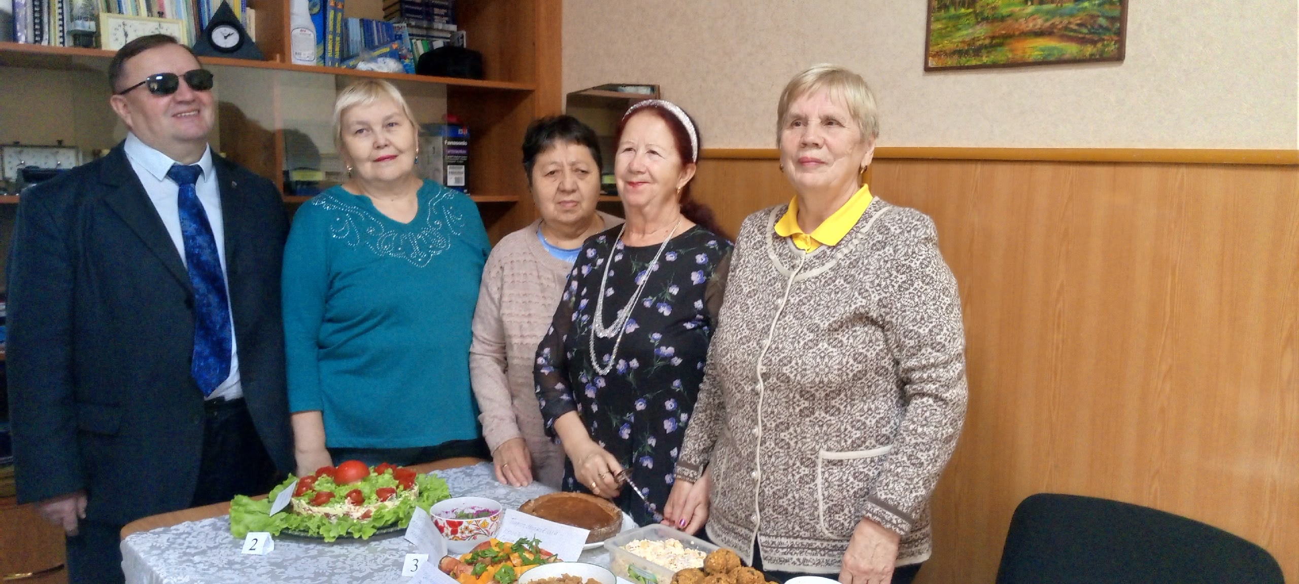 общая фотография участников мероприятия. На столе блюда из овощей и фруктов