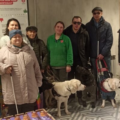 В Челябинске провели тренинг по взаимопониманию между незрячими покупателями и сотрудниками «Пятёрочки»