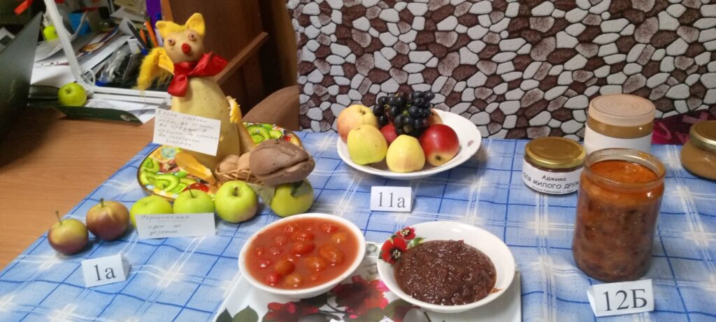 праздничный стол с соленьями из собственных овощей, блюда с фруктами