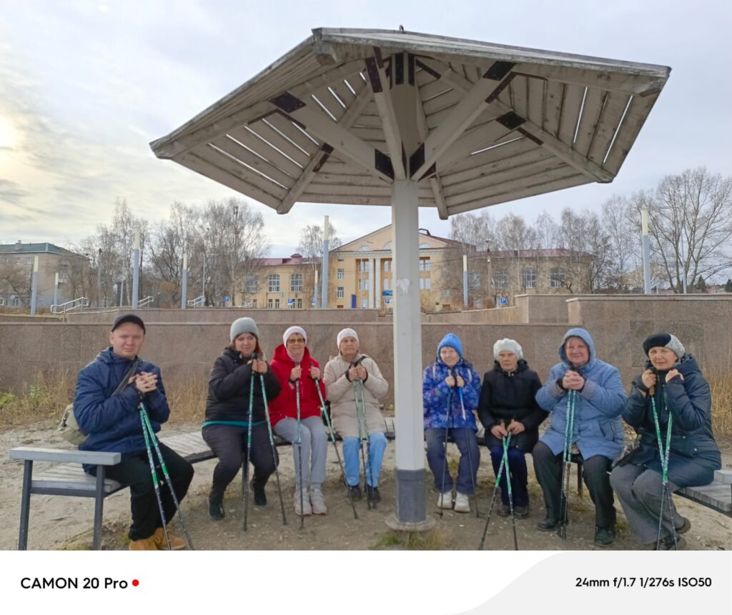 на скамеечках "под грибом"