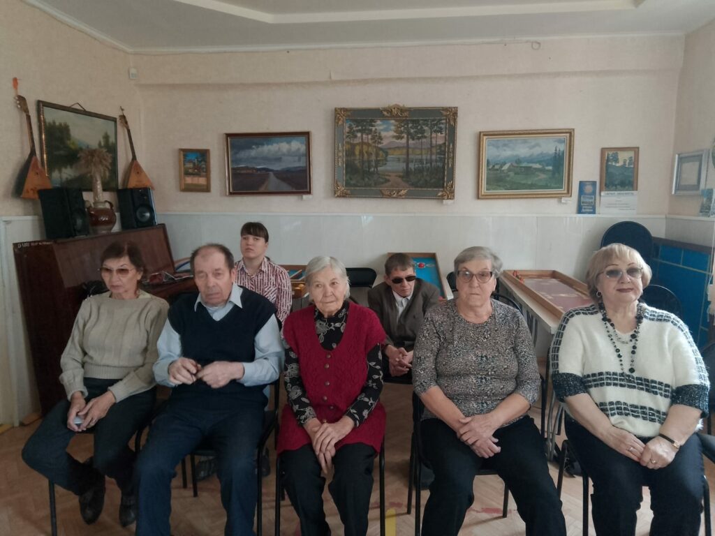 участники мероприятия внимательно слушают рассказ библиотекаря