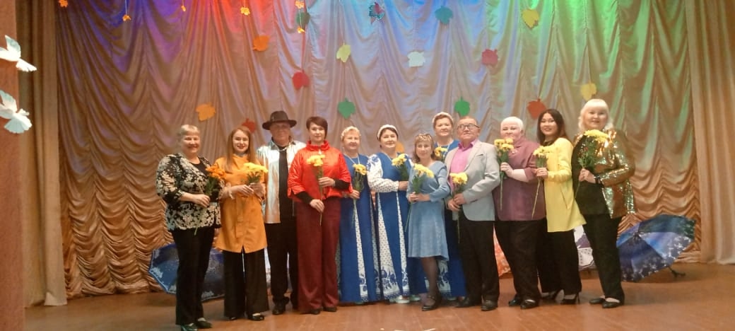 общая фотография участников концертной программы на сцене