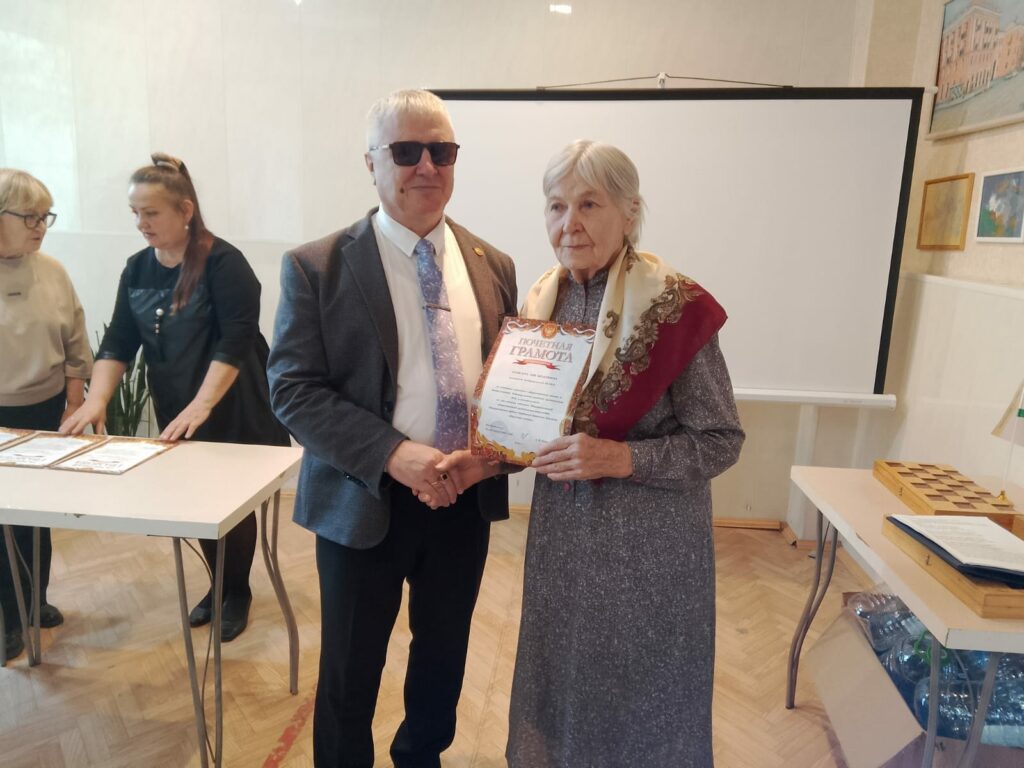 виктор кушлаков вручает почётную грамоту в честь 100 летия вос