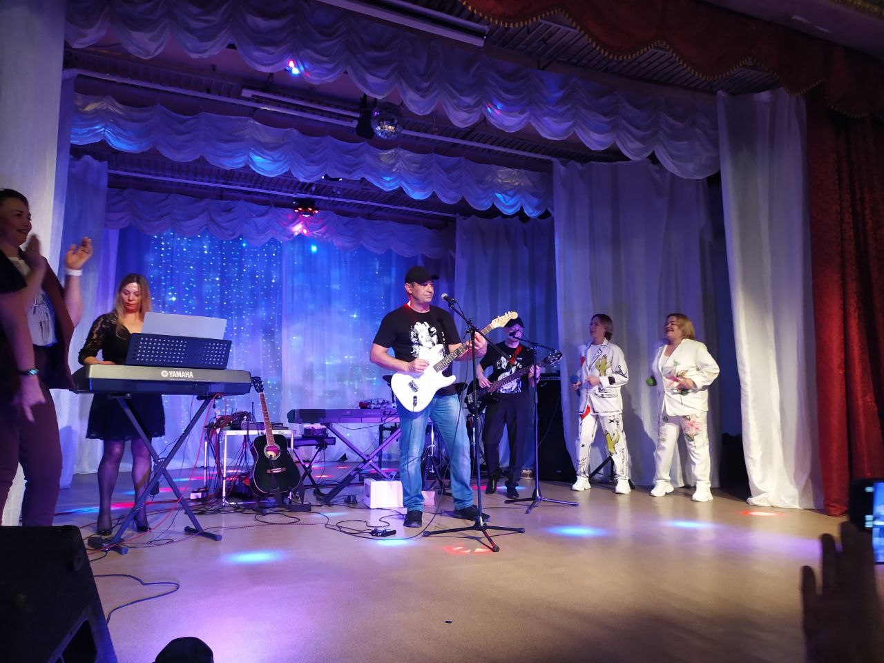 выступление Ильяса - песня под гитару