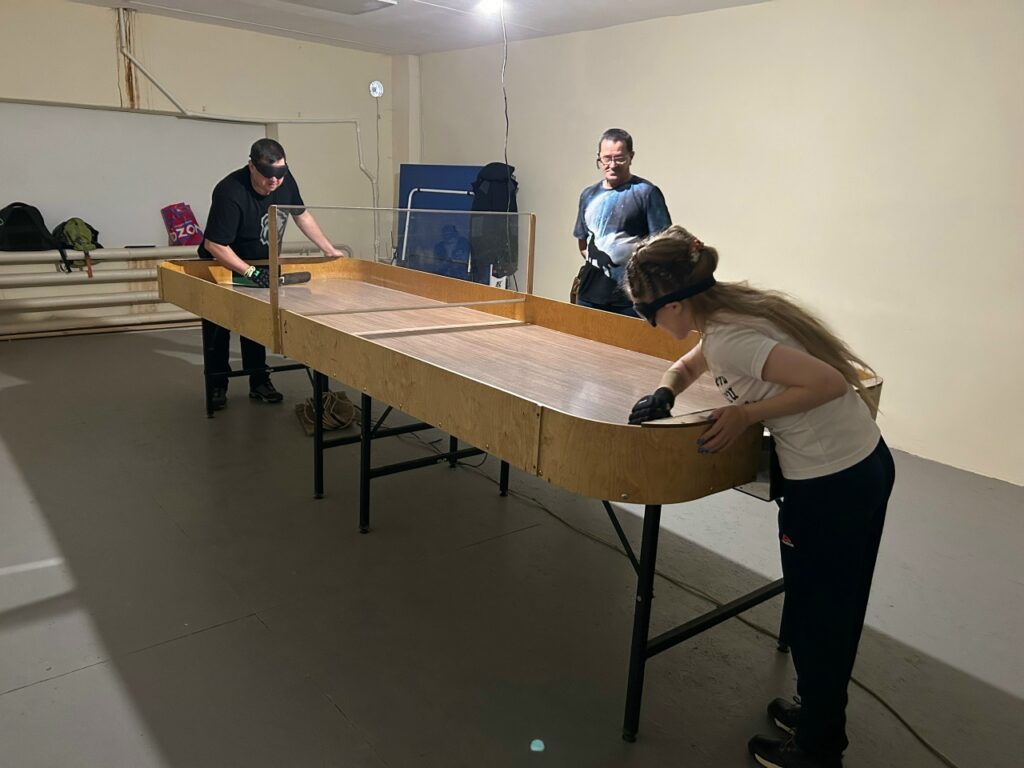 два участника играют в настольный теннис