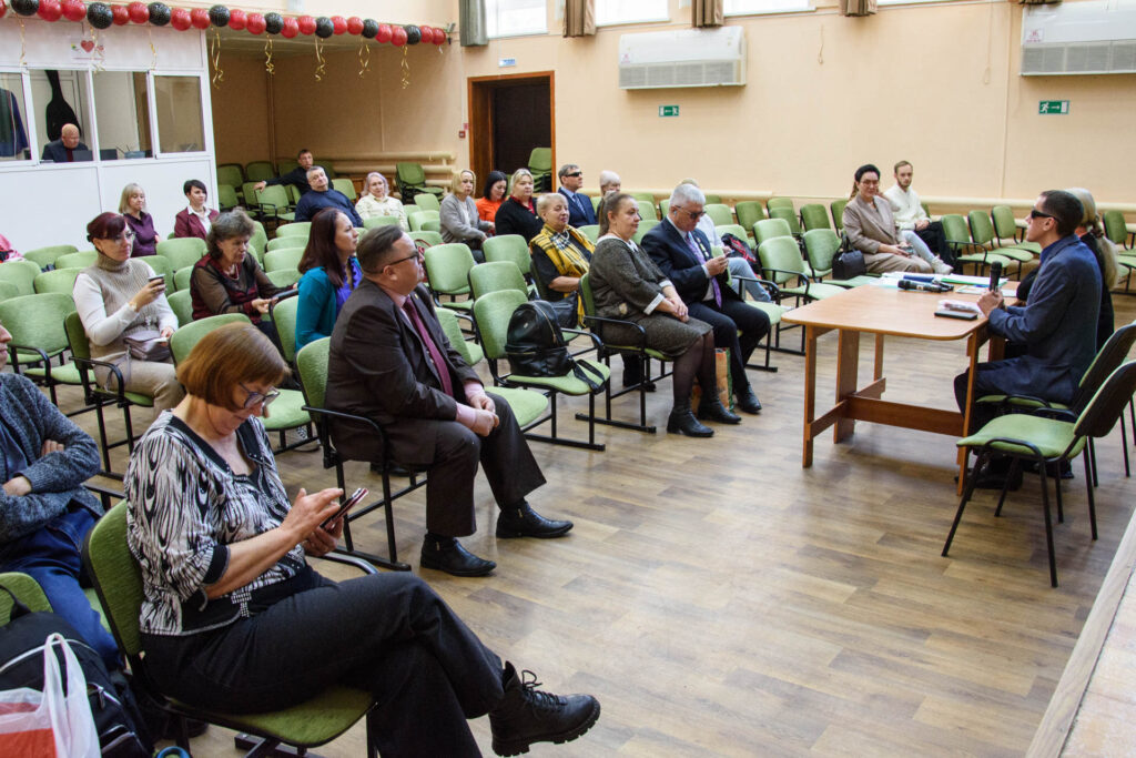 в зале сидят сотрудники и члены правления чооо вос и мо вос