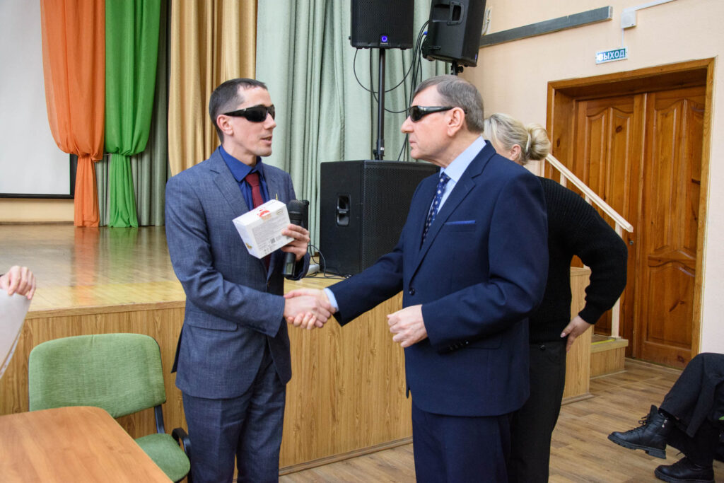 александр рожков пожимает руку юрию мелихову