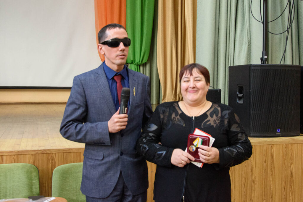 александр рожков вручает медаль виктории курдюковой