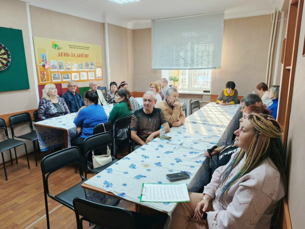 зрители внимательно слушают выступающих