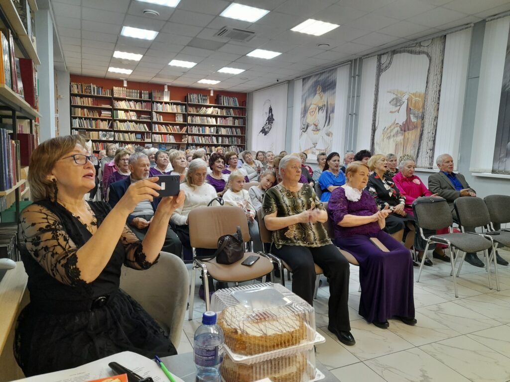 зрители мероприятия аплодируют награждаемым