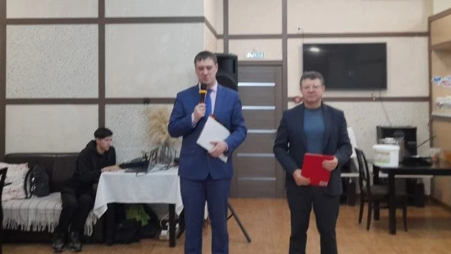 почётные гости выступают с торжественной речью